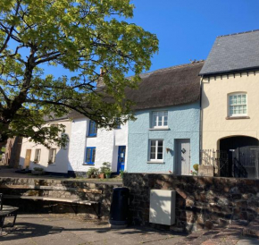 C17 Thatched Cottage in Historic Devon Market Town